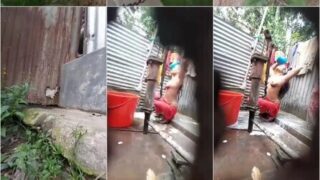 Village Bhabhi Bathing Secretly Recorded